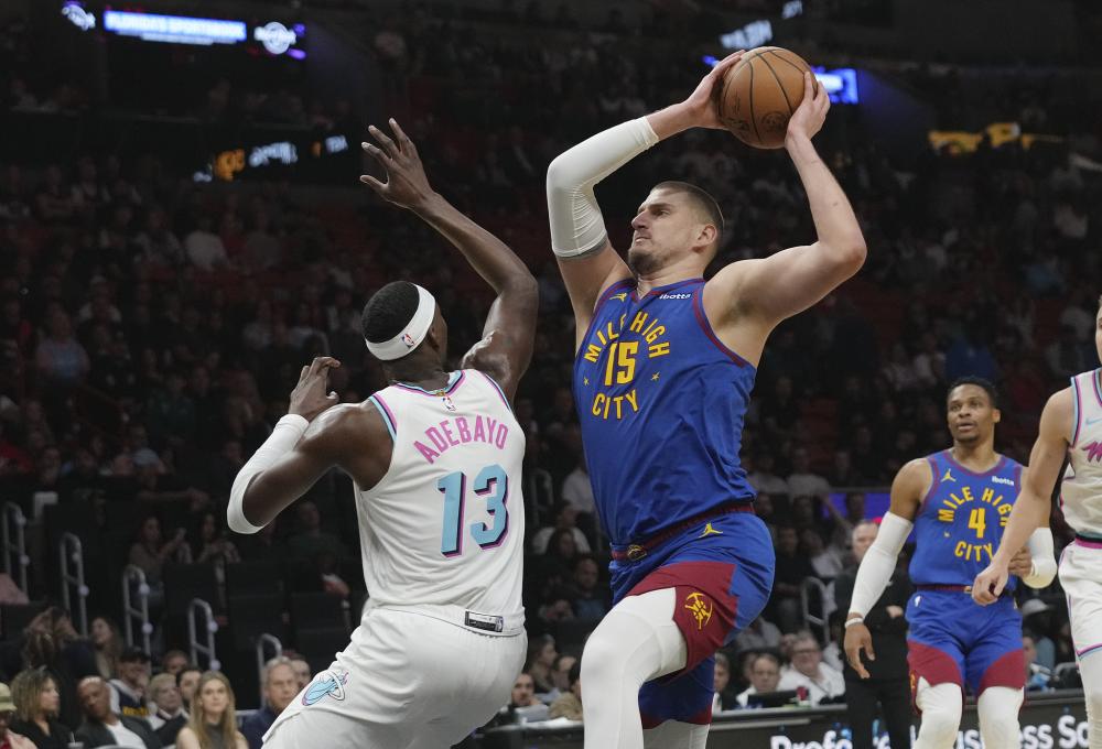 英超：马尔穆什“帽子戏法”曼城队4-0纽卡斯尔联队.